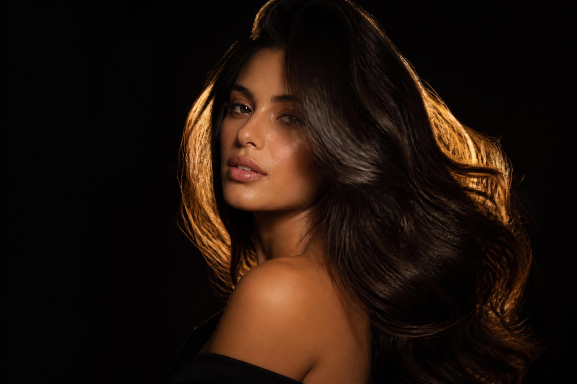 Modelo com cabelos iluminados em estúdio de beleza premium